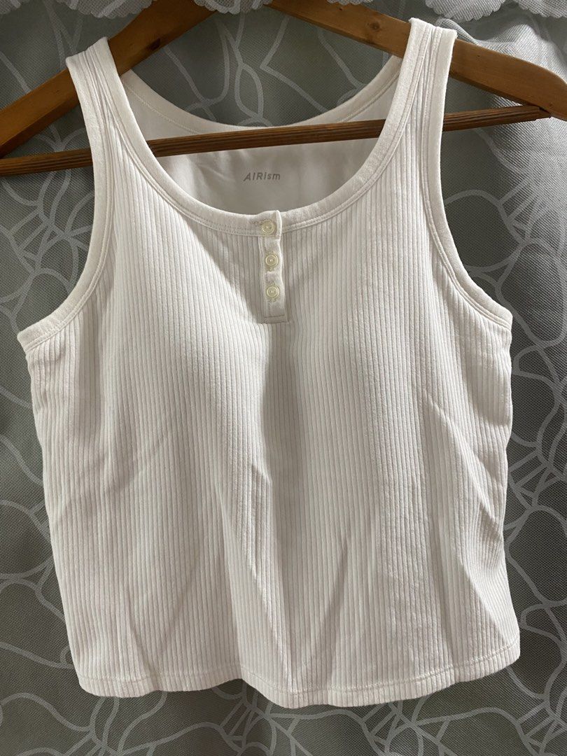 Uniqlo Airism Top (Category: Sleeveless) located in Rizal. Submitted by Shortlisted (Listing ID 1454605039, Image 1). Description: Worn twice. Orig price 990. Store bought. RFS: Maliit sakin..