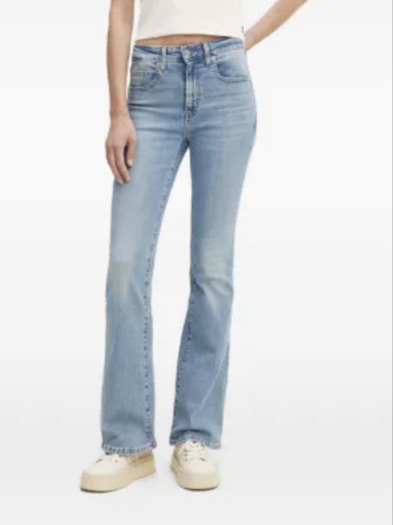 UNIQLO SLIM FLARED HIGH RISE JEANS (Category: Jeans) located in Quezon City. Submitted by grai25 (Listing ID 1454012792, Image 1). Description: Brand: UNIQLO JEANS - Fabric by Kaihara Size: 26 | 66cm waist Fit: Slim Style: Flared Rise: High Waist Color: Light Blue Wash Material: 98% Cotton, 2% Elastane - Authentic UNIQLO - No holes - Flattering flare cut RFS: Decluttering #UNIQLO #UNIQLOJeans #HighWaistJeans #FlaredJeans #Size26.