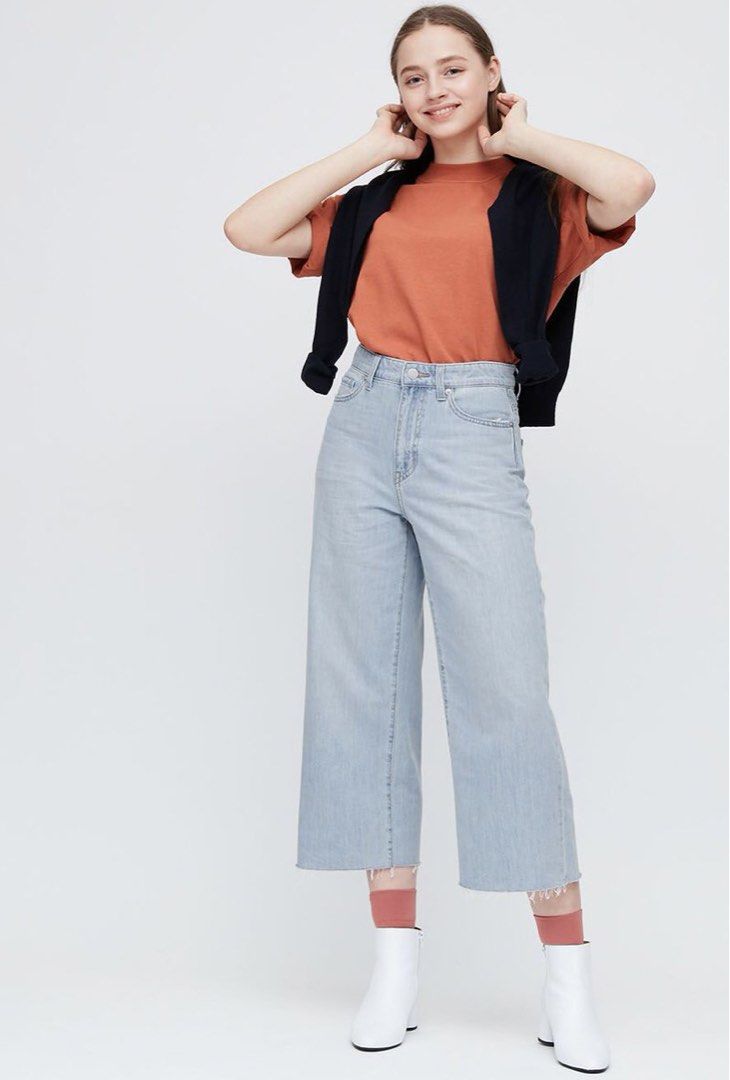 Uniqlo Wide Cropped Jeans (Category: Jeans) located in Malabon City. Submitted by diyenss (Listing ID 1454628262, Image 2). Description: —used, in good condition —26 size / 66cm —waist: 14" / length: 34" —no when worn mop: gcash or bdo mod: sdd or gogo xpress loc: malabon city.