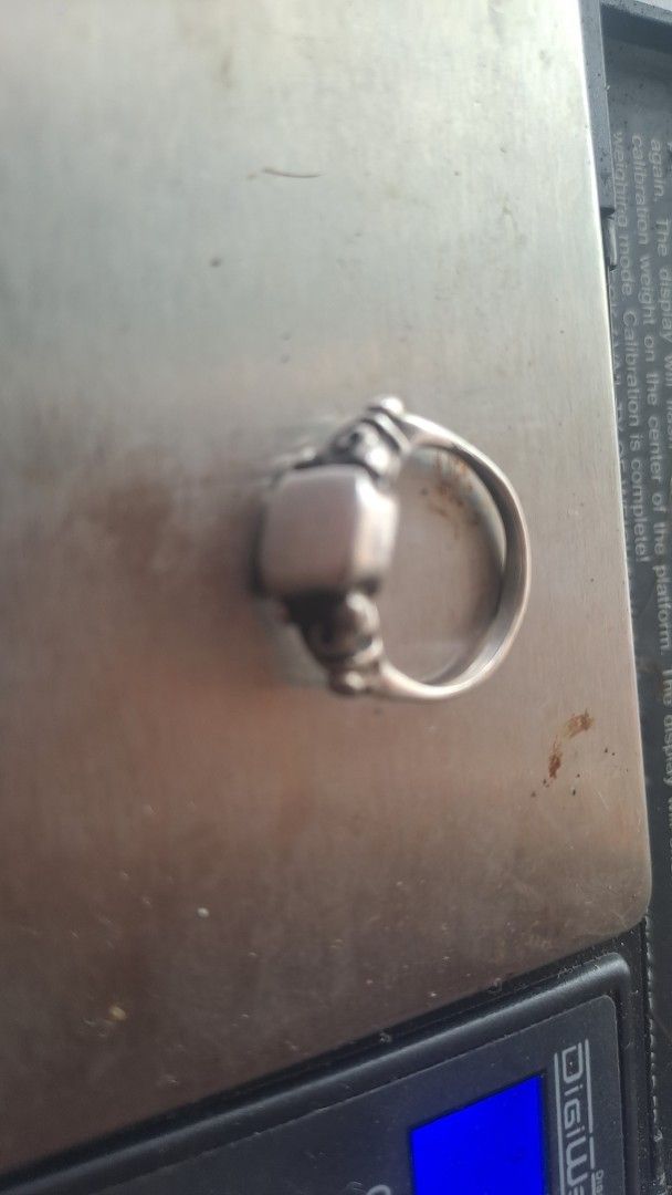 Unmark Silver Ring with Square Top - 3.3g (Category: Rings) located in Davao. Submitted by bravemoon_556cd5 (Listing ID 1454688359, Image 2). Description: - Stunning silver ring - Features a stylish square-shaped top - Intricate decorative details on the band - Lightweight at 3.3 grams - Ideal for everyday fashion or as a thoughtful gift.