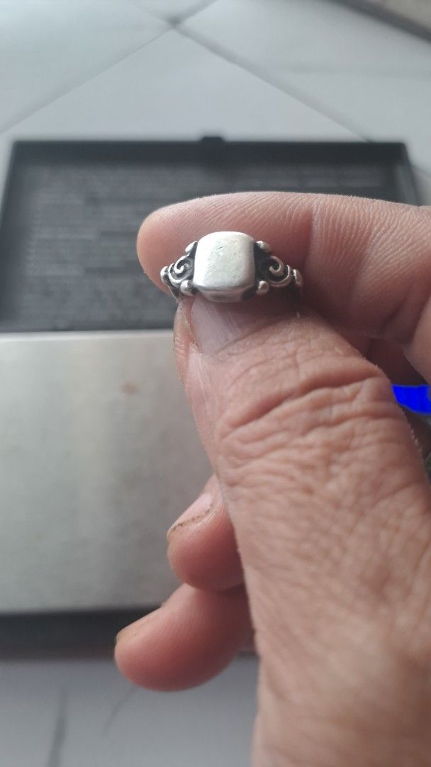 Unmark Silver Ring with Square Top - 3.3g (Category: Rings) located in Davao. Submitted by bravemoon_556cd5 (Listing ID 1454688359, Image 3). Description: - Stunning silver ring - Features a stylish square-shaped top - Intricate decorative details on the band - Lightweight at 3.3 grams - Ideal for everyday fashion or as a thoughtful gift.