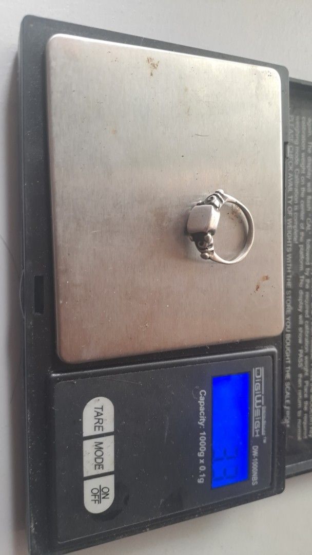 Unmark Silver Ring with Square Top - 3.3g (Category: Rings) located in Davao. Submitted by bravemoon_556cd5 (Listing ID 1454688359, Image 1). Description: - Stunning silver ring - Features a stylish square-shaped top - Intricate decorative details on the band - Lightweight at 3.3 grams - Ideal for everyday fashion or as a thoughtful gift.