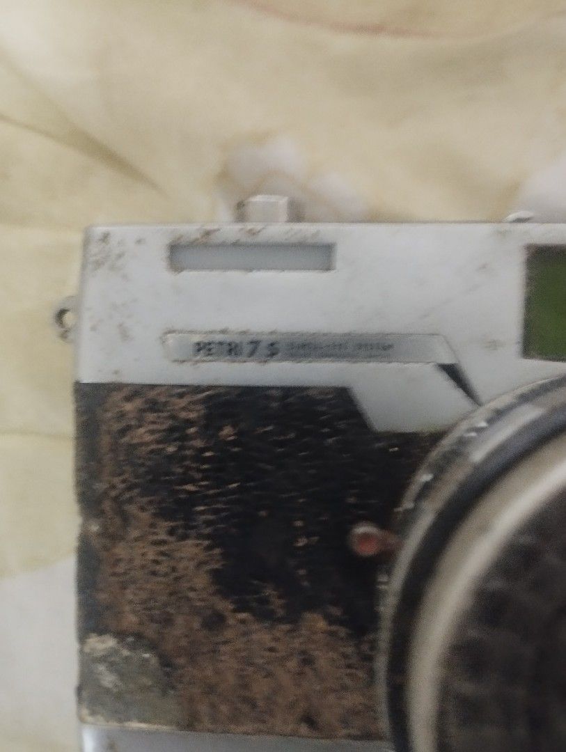 VINTAGE PETRI CAMERA (Category: Cameras) located in Mandaluyong City. Submitted by LEATHERFACE (Listing ID 1454637036, Image 2). Description: PRICE IS 800.
