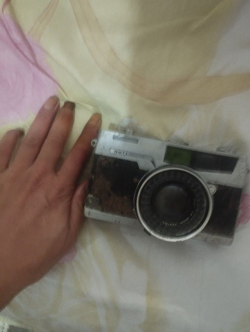 VINTAGE PETRI CAMERA (Category: Cameras) located in Mandaluyong City. Submitted by LEATHERFACE (Listing ID 1454637036, Image 3). Description: PRICE IS 800.