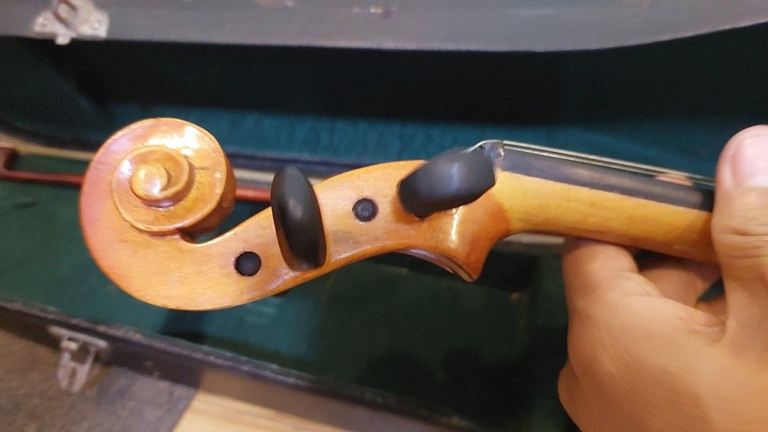 Violin (Category: Musical Instruments) located in Baliuag. Submitted by papa.gardz (Listing ID 1454599097, Image 3). Description: - Violin made in China - Ideal for beginners or as a spare instrument - Features a beautiful wood finish - Comes with a black hard case - Case interior is a striking green - Includes a bow - Ready for a new home!.