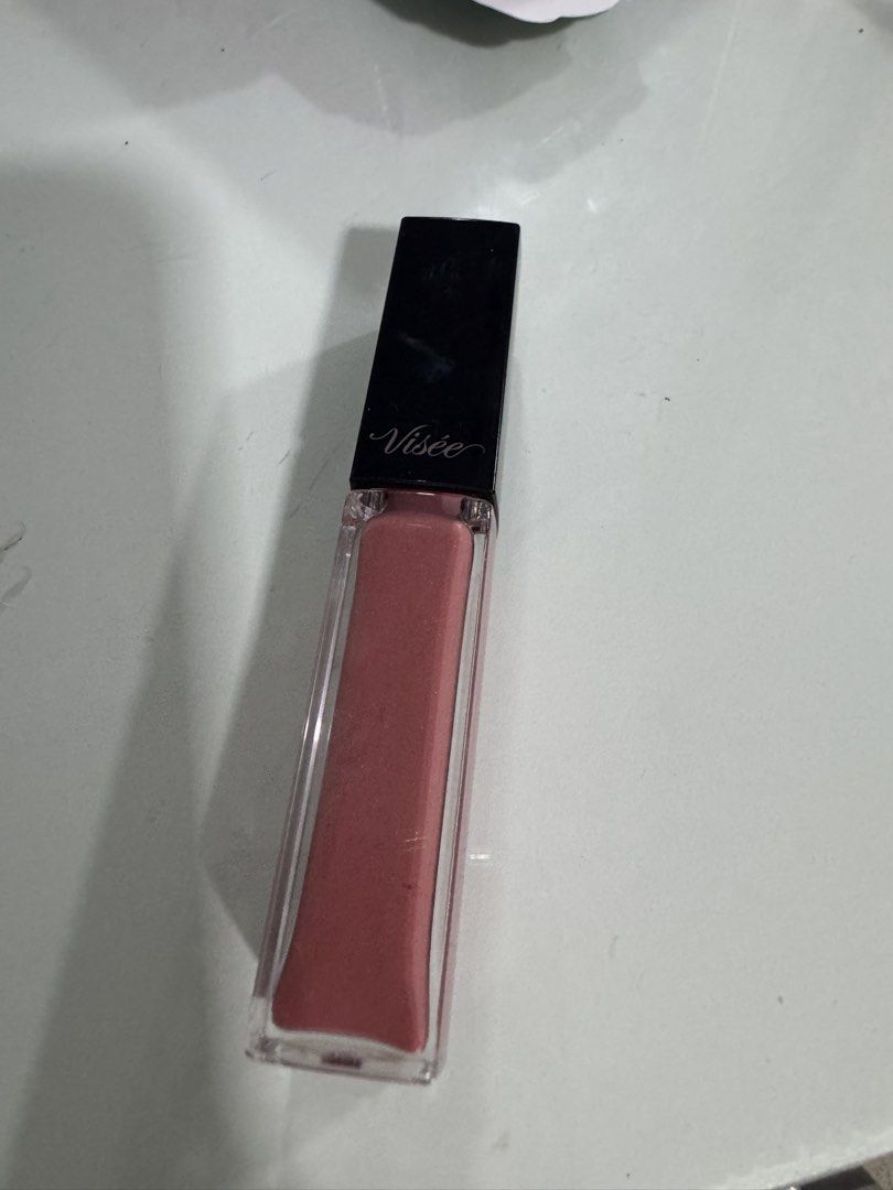 Visee Essence Lip Plumper BE300 Lip Gloss (Category: Makeup) located in Manila. Submitted by decluterthings888 (Listing ID 1454582628, Image 2). Description: - Visee Lip Gloss in shade BE300 - Essence Lip Plumper - Beautiful rosy pink shade - Comes in a clear tube with a black cap - Easy to apply - Ideal for everyday wear.