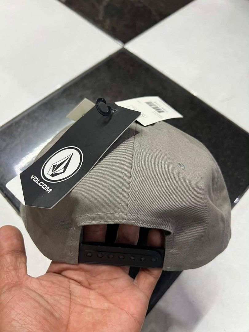 VOLCOM SNAP BACK (Category: Activewear) located in Cebu City. Submitted by zkzmxhmm (Listing ID 1454741567, Image 2). Description: VOLCOM SNAPBACK ✅GOOD CONDITION ✅BRANDNEW w/ TAGS ✅DEADSTOCK No issue 📩📩.