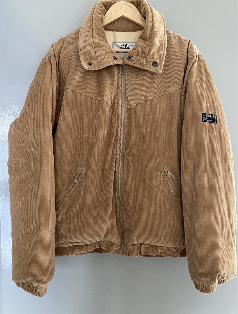 WINTER JACKET (Category: Coats, Jackets and Outerwear) located in Alor Gajah. Submitted by mindwreckshops (Listing ID 1454595745, Image 1). Description: 🔥FOR SALE🔥 Nak Jual Murah Murah Je Condition 8.5/10 Size On Tag L *click button BUY ☺️.