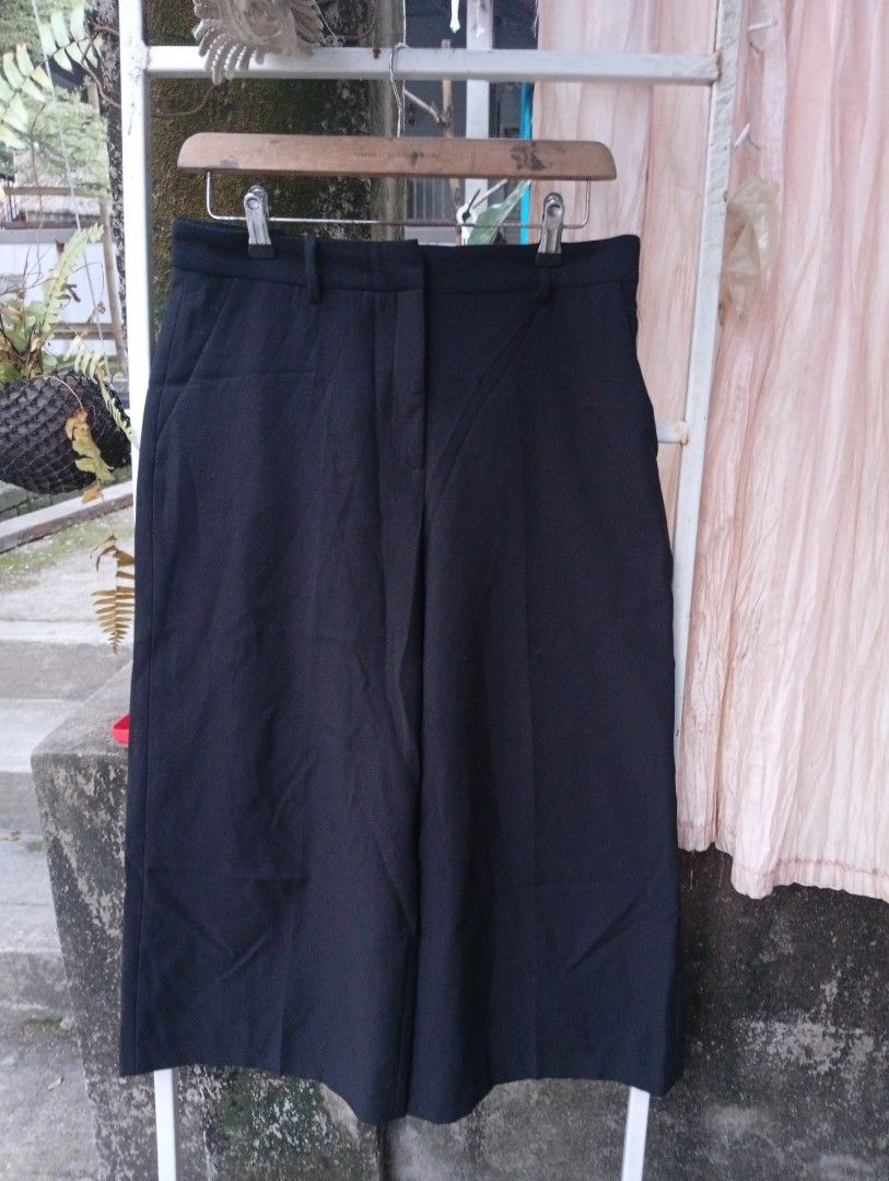 Zara basic cullotes pants (Category: Other Bottoms) located in Pasir Mas. Submitted by original_uniqlo (Listing ID 1454678966, Image 1). Description: manual ukuran taq saiz S but ukur saiz M masih cantik taq material dh gunting.