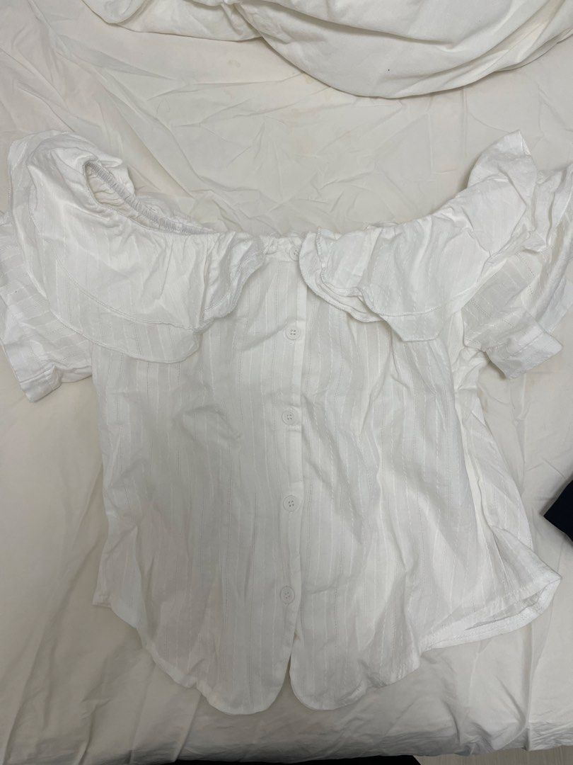 100%全新Off shoulder白色花邊上衣Female top （分類：其他上衣）位於 Hong Kong。 由 household.goodies 提交（商品編號 1459045852，圖片 1）。簡介： 。