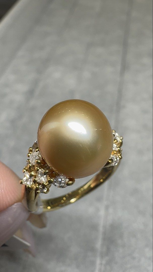 中古-18k南洋金珠鑽石戒指 （分類：戒指）位於 Hong Kong。 由 musee.luxury 提交（商品編號 1458973992，圖片 3）。簡介： 圓潤飽滿嘅濃金色南洋金珠，光澤溫潤透亮，兩側點綴閃亮碎鑽。黃金鑲托簡約高貴，氣質大方，優雅得體。 珍珠: 11.6mm (round) 鑽石 : 0.45ct 重量: 7.12g 圈口:港碼#11.5 (可改圈)。
