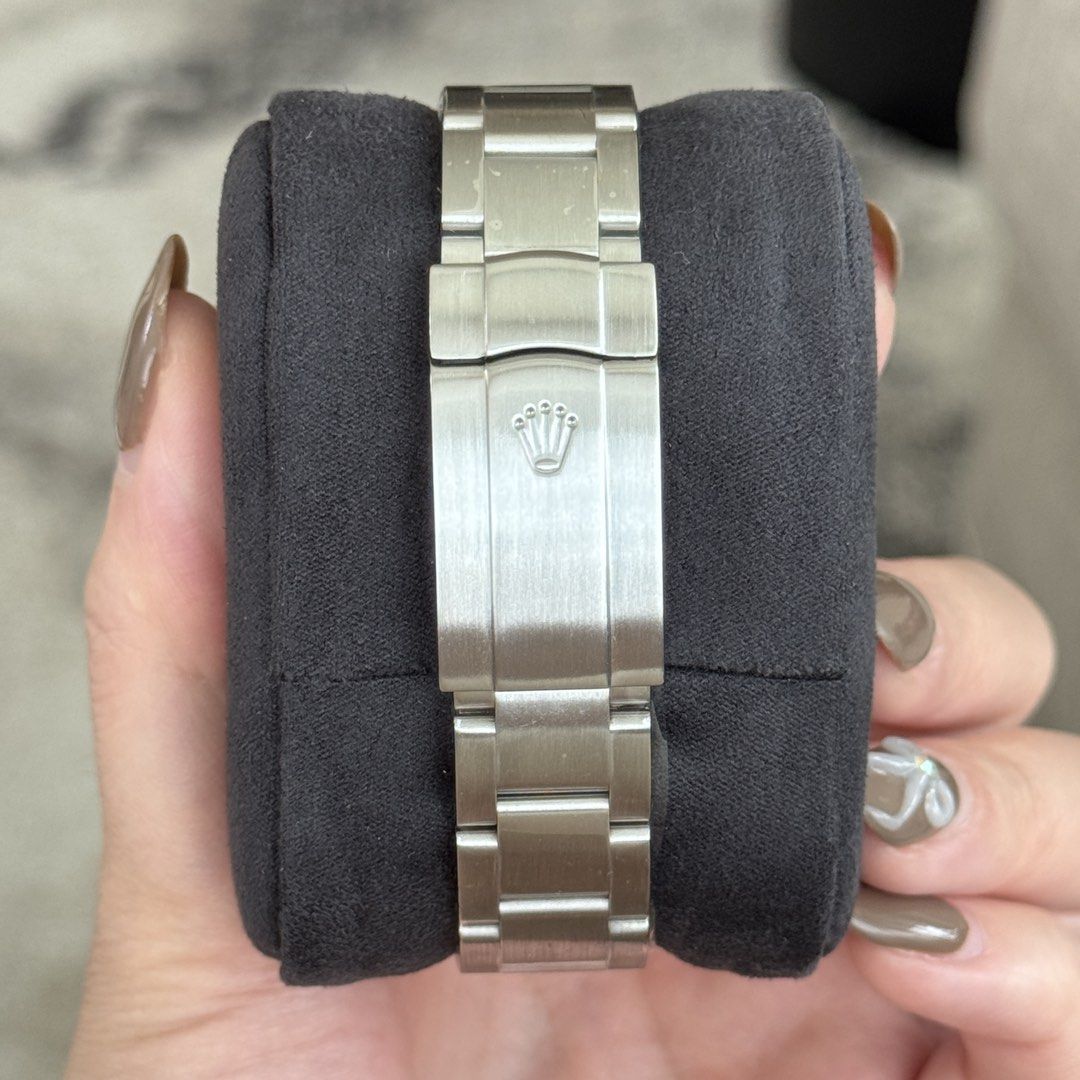 2015 Rolex Oyster Perpetual 36 Red Grape Dial Ref. 116000 (Category: Luxury Watches) located in San Juan City. Submitted by vpsantos (Listing ID 1458971310, Image 2). Description: 2015 Rolex Oyster Perpetual 36 Red Grape Dial Ref. 116000 -9.7/10 Excellent condition -Foreign AD (2015) -36mm case size / 11.5 links -Cal 3130 Automatic Movement -Inclusions: Double Box, Manuals, Warranty Card, Hang Tag Price: P450,000.00 Only 📍Open for viewing — Gree