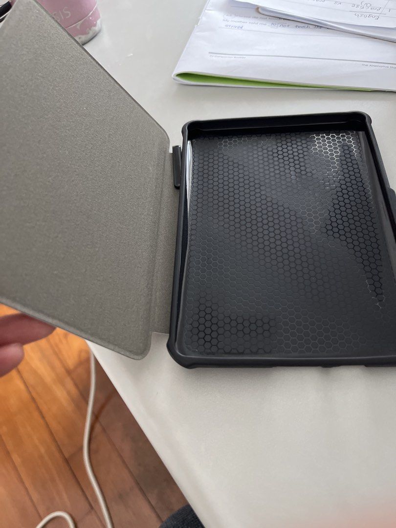 6inch case (Category: Cases & Sleeves) located in Singapore. Submitted by happy (Listing ID 1458930607, Image 3). Description: Bought the wrong design this should be for kindle instead of Kobo. Size 6 inch .
