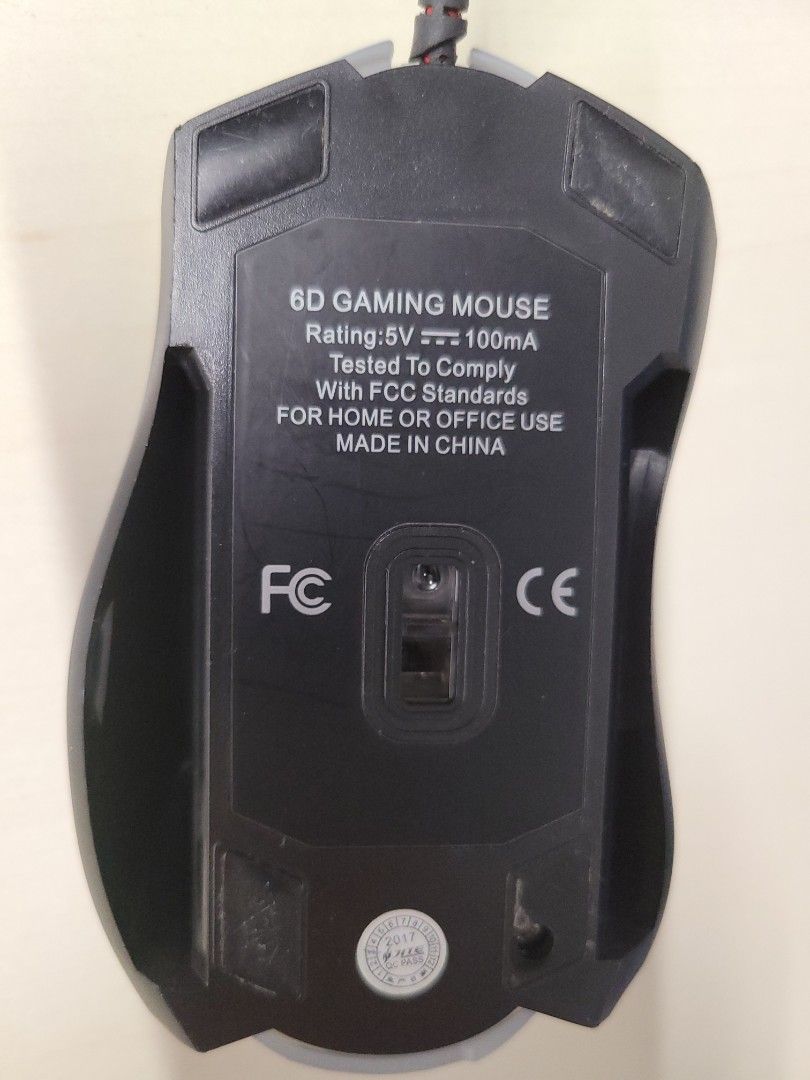 白色 6D Gaming Mouse 電競滑鼠 （分類：電腦滑鼠及相關產品）位於 Hong Kong。 由 csl1015 提交（商品編號 1458974624，圖片 2）。簡介： 6D Gaming Mouse，白色機身有線路圖案。 底部有寫Rating: 5V 100mA，FCC認證。。