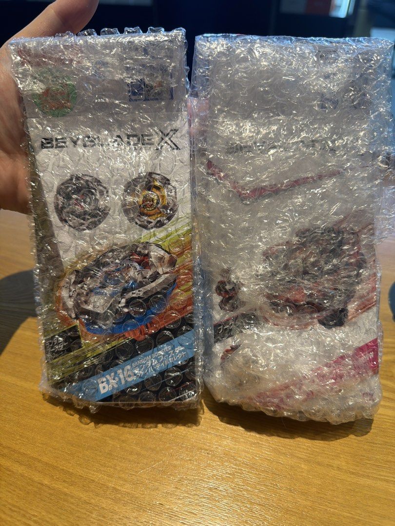 陀螺 BX16 CX12 （分類：動作及對戰玩具）位於 Hong Kong。 由 szeting0 提交（商品編號 1458984110，圖片 1）。簡介： 陀螺 BX16 CX12 全要$200 葵芳或旺角交收。