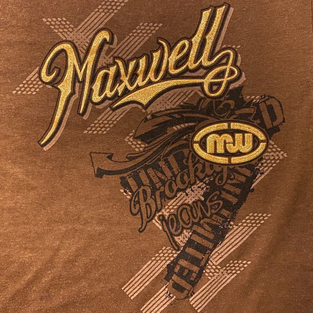 👕 MAXWELL Brown Y2K Graphic Tee (Category: Tshirts & Polo Shirts ) located in Manaoag. Submitted by friends_7 (Listing ID 1459038713, Image 2). Description: Rock that earth-tone 2000s aesthetic with this Maxwell graphic tee! Features a rich heathered brown fabric, chest graphic print with gold foil-like accents, and side hem branding. Great for casual daily fits, street style, or layering. Grab this steal for only ₱189 + sf! Details: • Brand: Ma