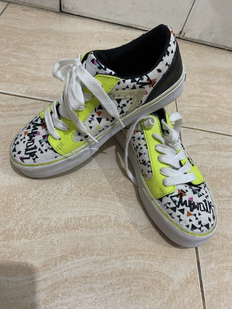 Airwalk Sneakers for Kids (Category: Sneakers) located in Pasig City. Submitted by tuscano (Listing ID 1458997302, Image 1). Description: size 7 used twice only price is still negotiable.