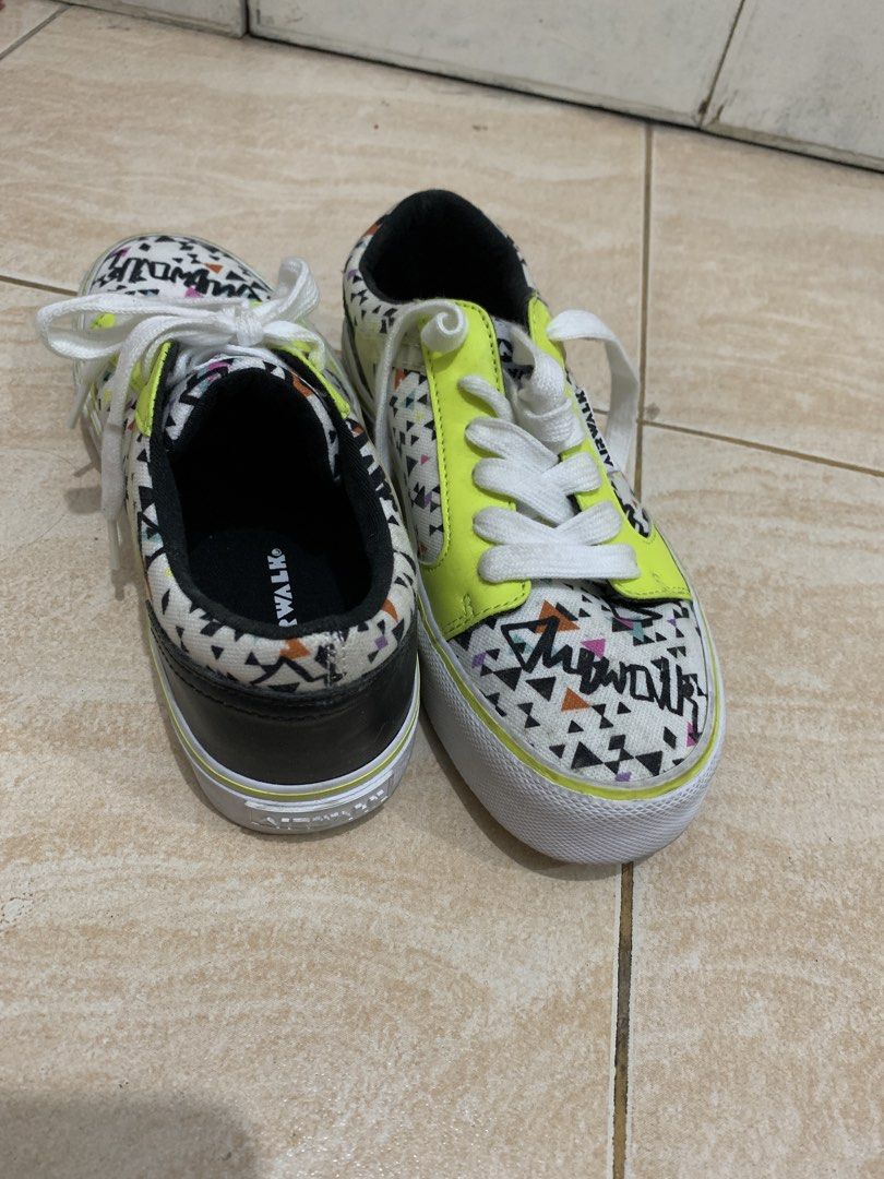 Airwalk Sneakers for Kids (Category: Sneakers) located in Pasig City. Submitted by tuscano (Listing ID 1458997302, Image 3). Description: size 7 used twice only price is still negotiable.