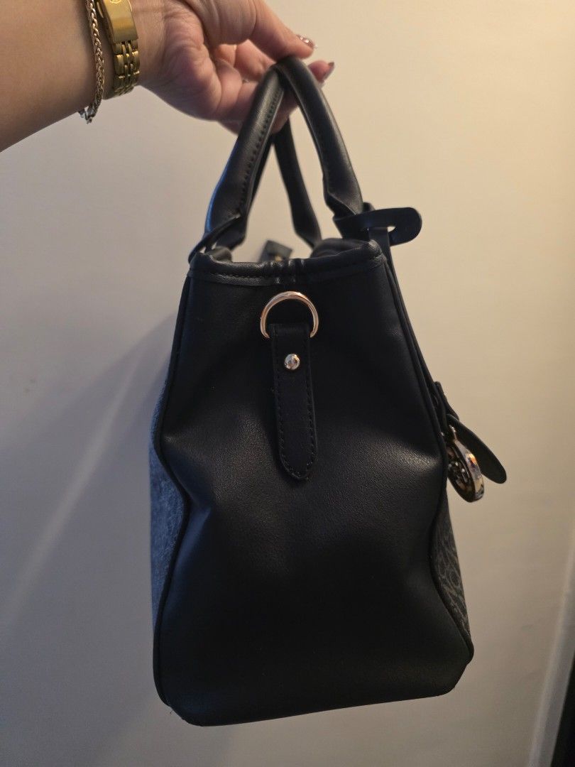 Almost new CLN BAG (Category: Luxury Bags & Wallets) located in Bulacan. Submitted by iamvanillapeach (Listing ID 1458911571, Image 2). Description: Almost new. Never nagamit. Decluttering only.