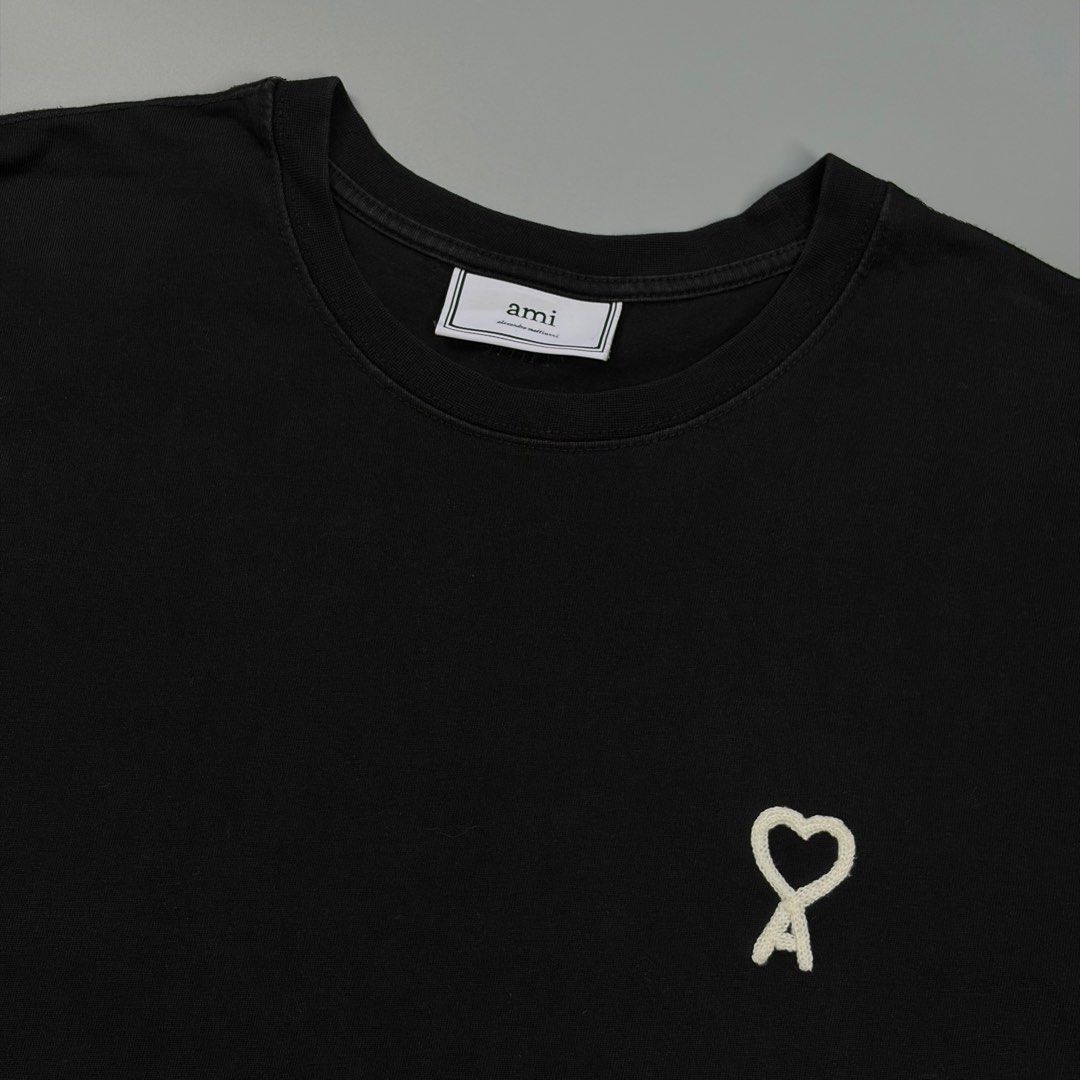 (Sale)AMI (Category: Luxury Apparel) located in Cavite. Submitted by onebeancent (Listing ID 1459086955, Image 3). Description: 🔘4Mi Embroidered Logo Size: Large Dimension: 21" Width | 27" Length Color: Black Color Rate: 9.8/10 Issue: None Condition: Excellent to New‼️ Before: 1,150php Now: 900php Additional Shipping Fee (J&T Small Pouch) 75php Luzon 100php visayas 120php mindanao.
