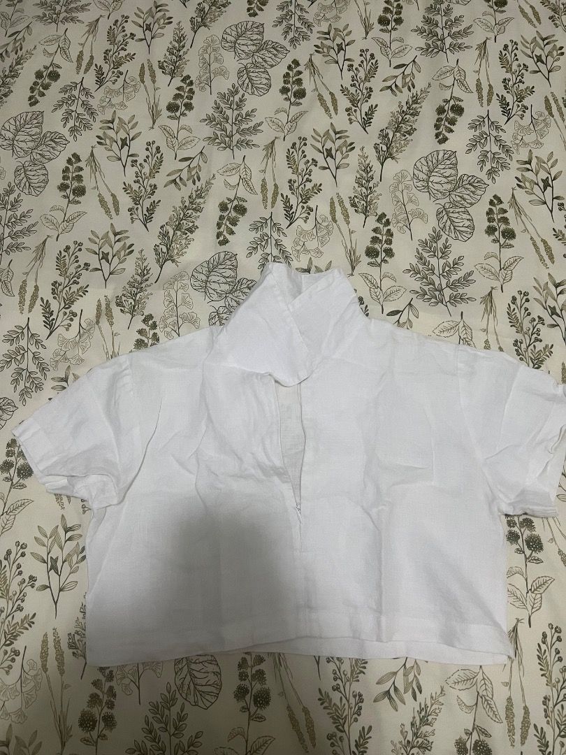 Araw volley top (Category: Blouses) located in Quezon City. Submitted by warmcloud_1b529c (Listing ID 1459075734, Image 1). Description: Loose stitch for size tag but no other flaws..