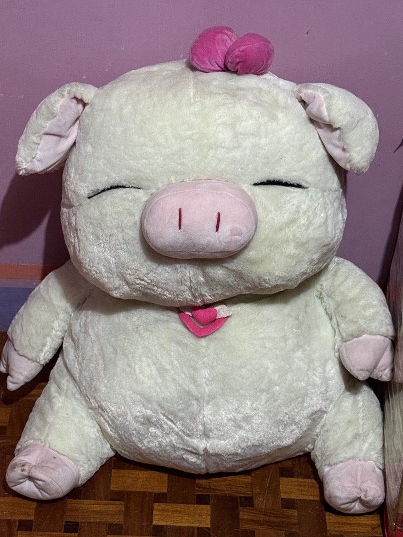 Authentic Blue Magic Giant Pig Plush Toy (3–4 ft) (Category: Plushies & Soft Toys) located in Bacoor. Submitted by raven_ravenly123 (Listing ID 1458932412, Image 2). Description: 🍀Brand: Blue Magic (Cuddle Kingdom Collection) 🍀Size: Approx. 3 to 4 feet tall (large, chunky, and extra-huggable) 🍀 Color: Cream / soft off-white with cute pink snout, ears, and paw accents 🍀 Condition: Preloved/Good condition, well-maintained, plush, and super soft