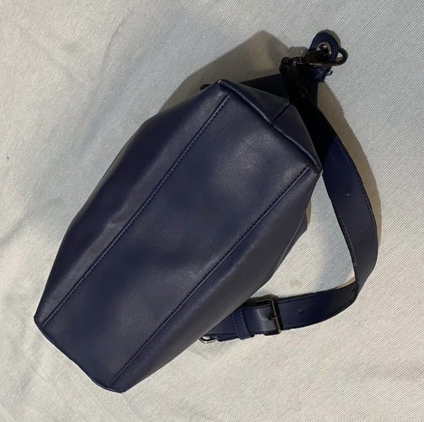 Authentic Longchamp Navy Blue Leather Shoulder Bag (Category: Luxury Bags & Wallets) located in Baguio. Submitted by arenzu (Listing ID 1458970789, Image 2). Description: - Navy blue leather shoulder bag - Zip closure with front flap pocket - Adjustable strap - Longchamp horse logo detail - Protective feet on bottom - Ideal for everyday use.