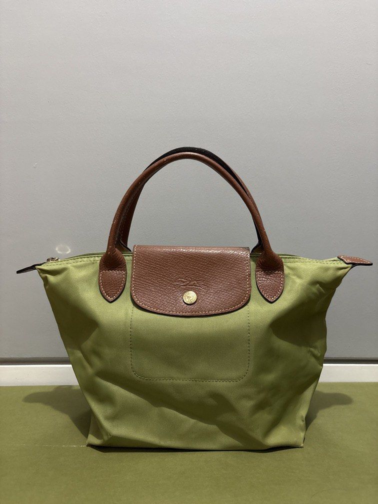 AUTHENTIC LONGCHAMP Small short handle bag (Category: Shoulder Bags) located in Subic. Submitted by dear.jeveaph (Listing ID 1458963786, Image 1). Description: AUTHENTIC Longchamp Short handle Small in size Rubber linings intact Has minor signs of use, pin hole at the corner But still in excellent condition Please refer to the posted photos. Friendly reminder: This is a preloved bag. Please manage your expectations. If you want a flawless bag, bu