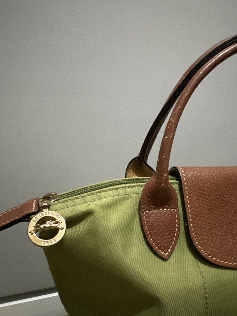 AUTHENTIC LONGCHAMP Small short handle bag (Category: Shoulder Bags) located in Subic. Submitted by dear.jeveaph (Listing ID 1458963786, Image 2). Description: AUTHENTIC Longchamp Short handle Small in size Rubber linings intact Has minor signs of use, pin hole at the corner But still in excellent condition Please refer to the posted photos. Friendly reminder: This is a preloved bag. Please manage your expectations. If you want a flawless bag, bu