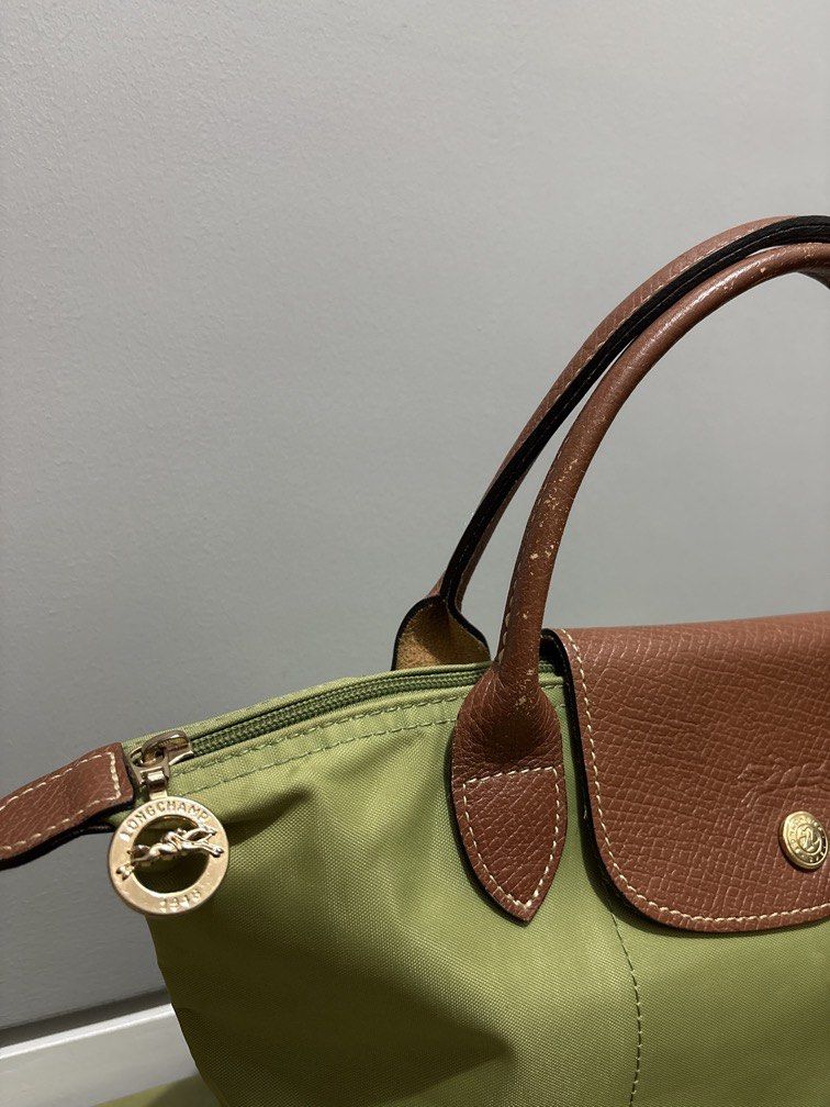 AUTHENTIC LONGCHAMP Small short handle bag (Category: Shoulder Bags) located in Subic. Submitted by dear.jeveaph (Listing ID 1458963786, Image 3). Description: AUTHENTIC Longchamp Short handle Small in size Rubber linings intact Has minor signs of use, pin hole at the corner But still in excellent condition Please refer to the posted photos. Friendly reminder: This is a preloved bag. Please manage your expectations. If you want a flawless bag, bu