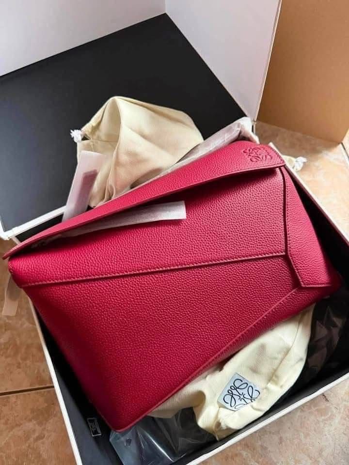 Available onhand (Category: Luxury Bags & Wallets) located in Taytay. Submitted by prettypicks_1188 (Listing ID 1458969712, Image 3). Description: Size 29 and 24.