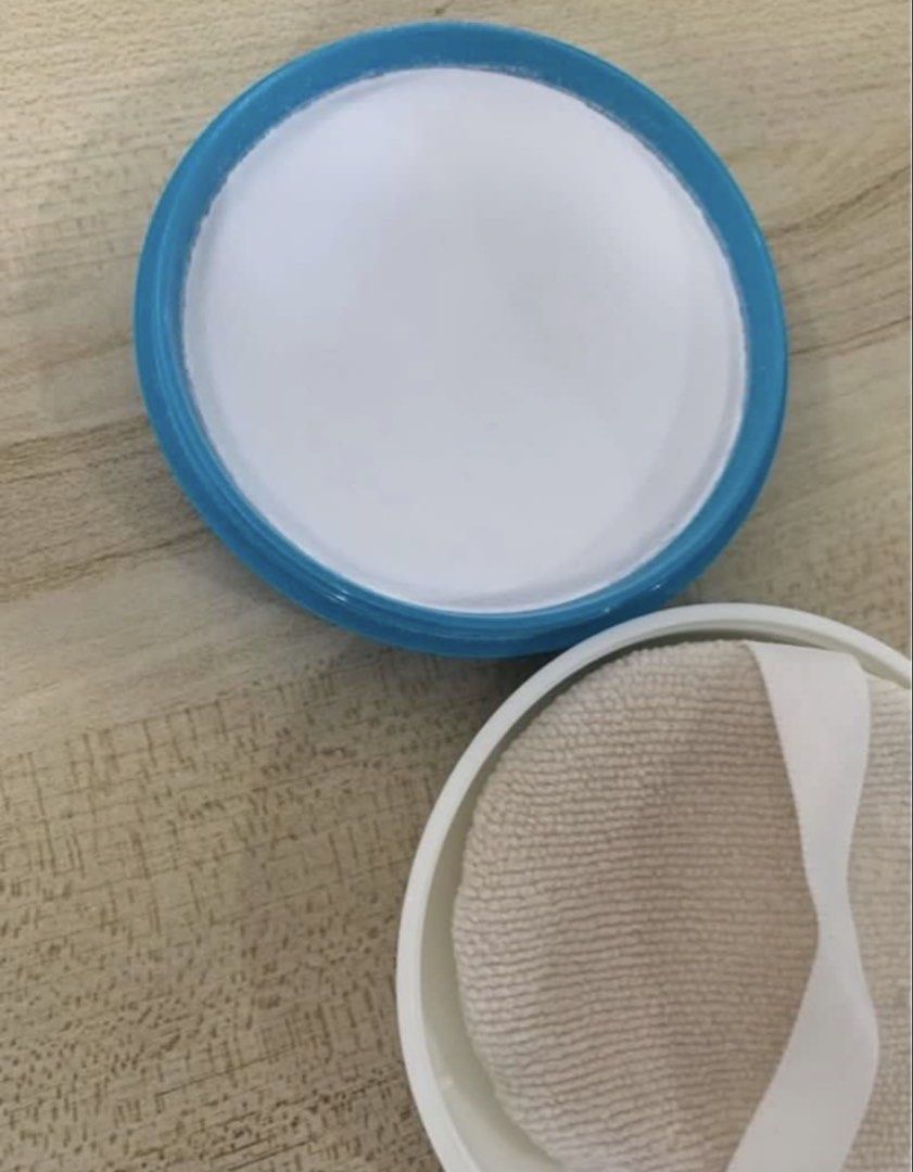 Baby Powder Pressed Medicated with Puff (Category: Makeup) located in Manila. Submitted by decluterthings888 (Listing ID 1459078004, Image 2). Description: - Medicated pressed baby powder - Includes puff applicator - Helps keep skin dry and smooth - Compact and easy to carry.