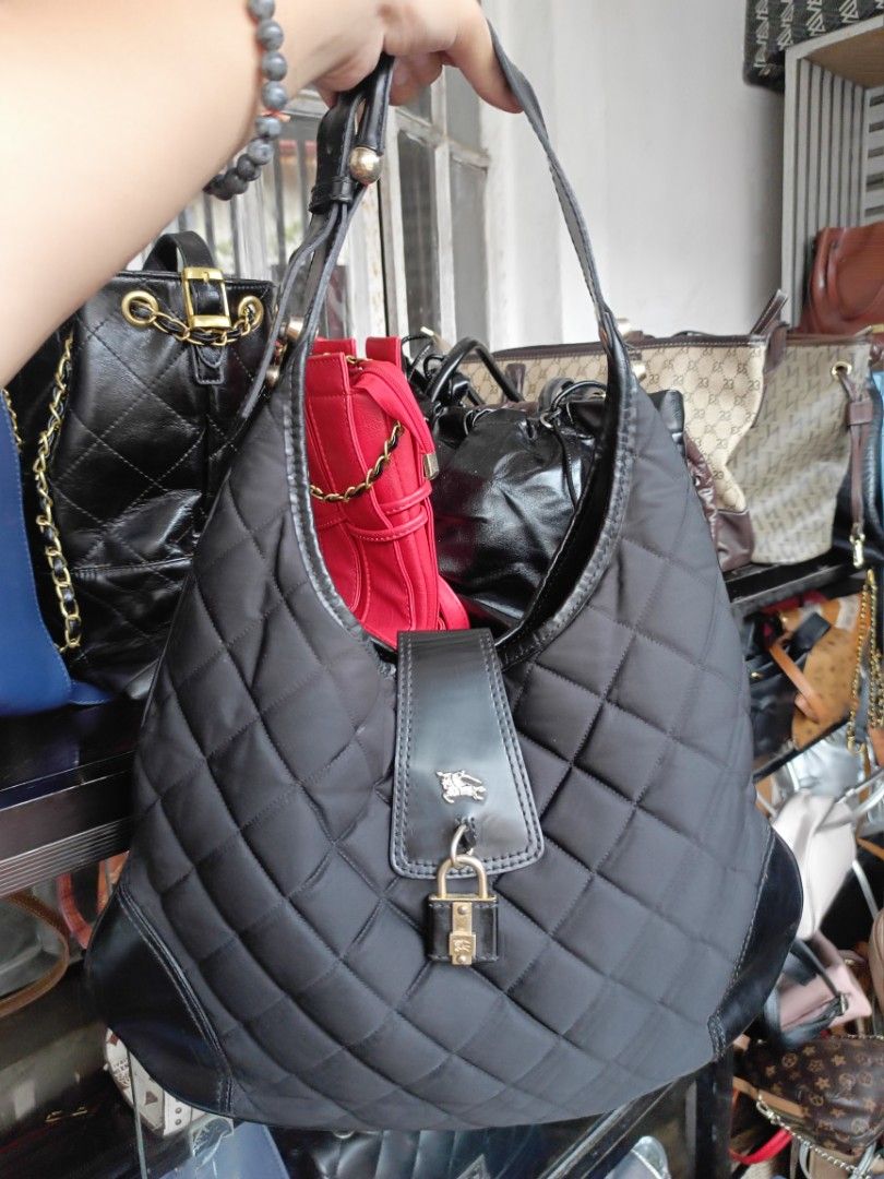 BB Hobo Quilted Nylon Leather (Category: Luxury Bags & Wallets) located in Cabuyao City. Submitted by dnc_01 (Listing ID 1459084338, Image 1). Description: This large bag is perfect for both casual and business occasions. The bag measures 15 inches in width, 10 inches in height, and 3 inches in depth. The handle style is hobo, and the hardware color is gold. The bag is a part of the Burberry product line, made in Italy, and is perfect for women w