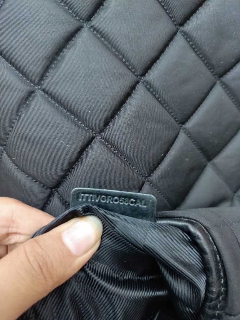 BB Hobo Quilted Nylon Leather (Category: Luxury Bags & Wallets) located in Cabuyao City. Submitted by dnc_01 (Listing ID 1459084338, Image 2). Description: This large bag is perfect for both casual and business occasions. The bag measures 15 inches in width, 10 inches in height, and 3 inches in depth. The handle style is hobo, and the hardware color is gold. The bag is a part of the Burberry product line, made in Italy, and is perfect for women w