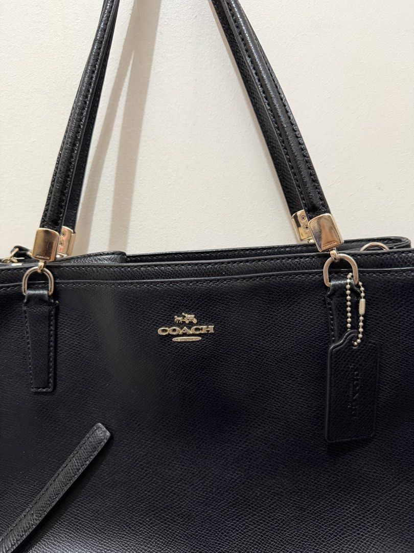 Black Coach Christie Caryall (Category: Luxury Bags & Wallets) located in Manila. Submitted by coffeepanda1234 (Listing ID 1458987049, Image 3). Description: Issue pls see the photos .