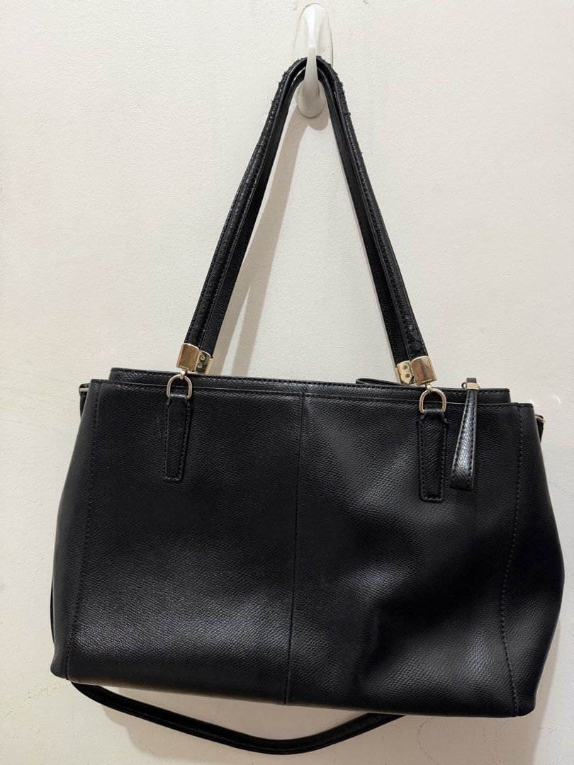 Black Coach Christie Caryall (Category: Luxury Bags & Wallets) located in Manila. Submitted by coffeepanda1234 (Listing ID 1458987049, Image 2). Description: Issue pls see the photos .