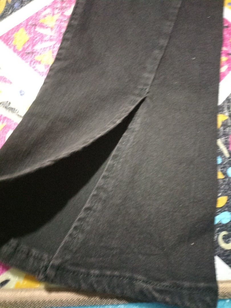 Black High Waisted Flare Jeans with Side Slits (Category: Jeans) located in Pateros City. Submitted by GandakaHandpick2.0 (Listing ID 1459087790, Image 3). Description: Large size 30-32 inches need wash nabili ko lng din to 180 size 28-29 daw di naman pla 🤣.