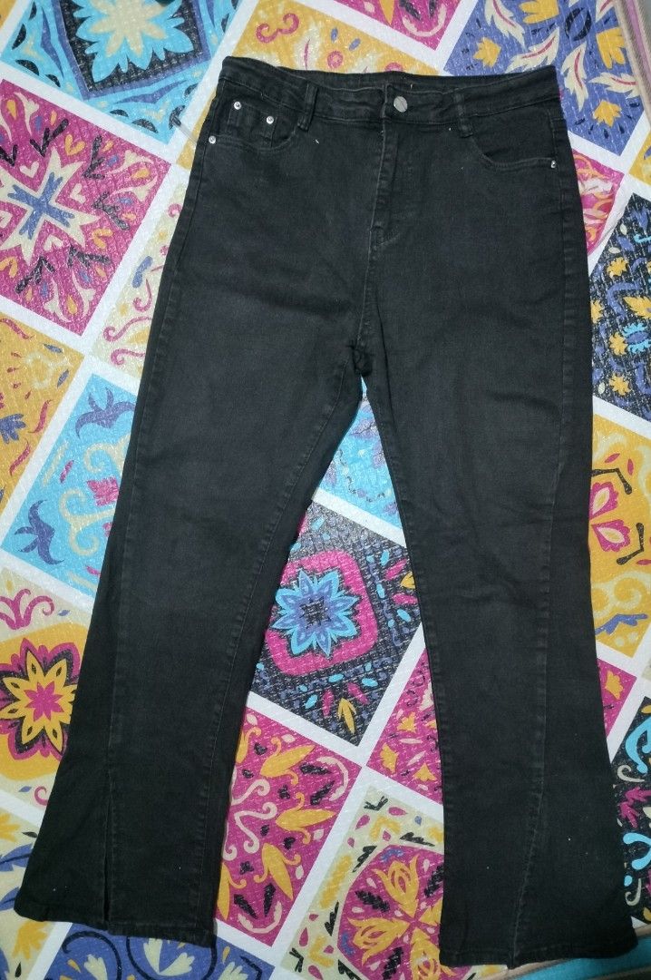 Black High Waisted Flare Jeans with Side Slits (Category: Jeans) located in Pateros City. Submitted by GandakaHandpick2.0 (Listing ID 1459087790, Image 1). Description: Large size 30-32 inches need wash nabili ko lng din to 180 size 28-29 daw di naman pla 🤣.