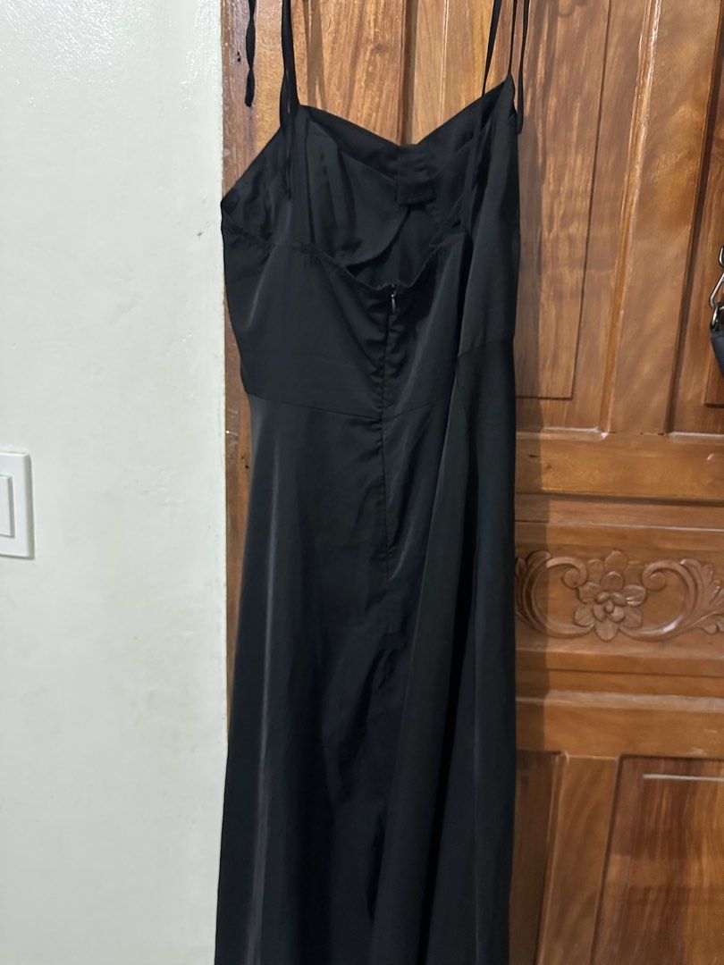 Black Midi Dress with Tie Straps (Category: Dresses) located in Manila. Submitted by jjamcotton (Listing ID 1458935633, Image 2). Description: - Elegant black midi dress - Adjustable tie straps for a custom fit - Flattering sweetheart neckline - Convenient back zipper closure - Flowy skirt - medium .