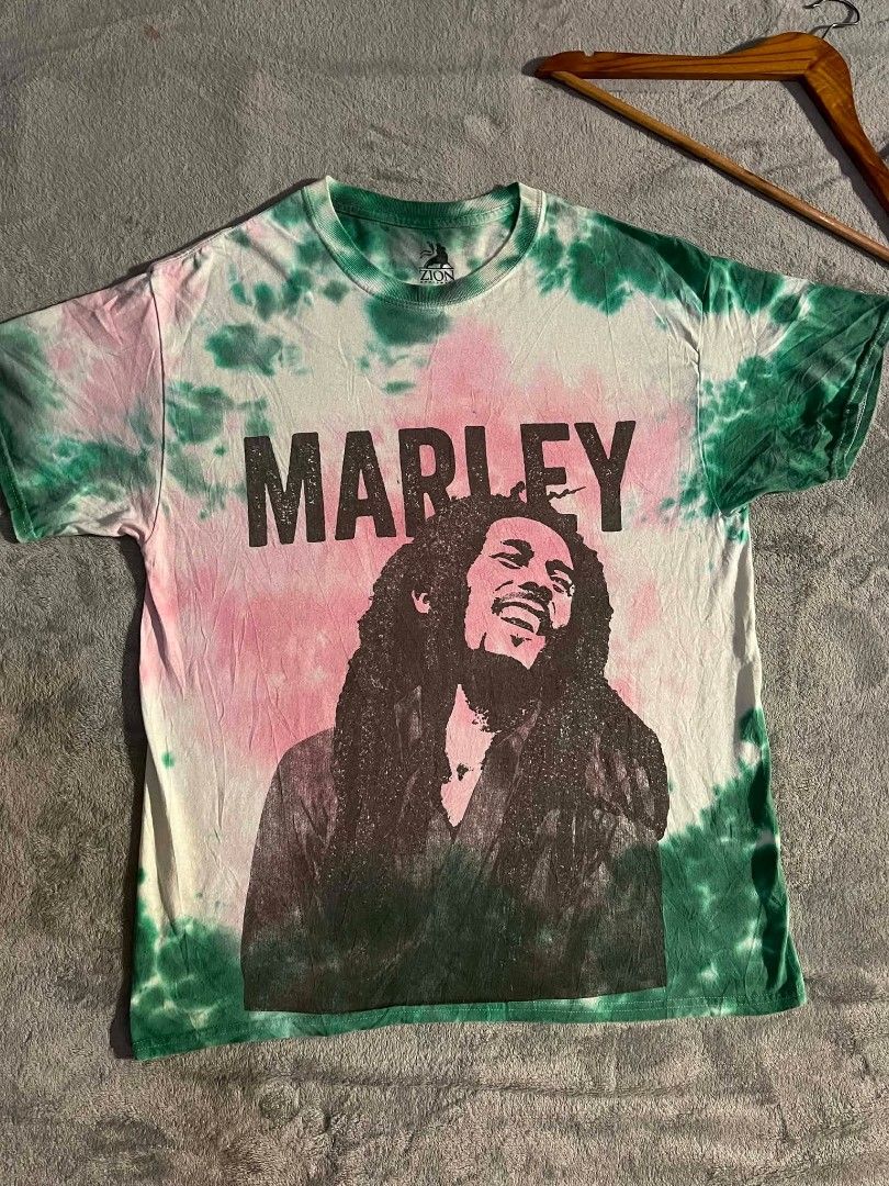 Bob Marley Tee (Category: Activewear) located in Manila. Submitted by zenwind_3cdc42 (Listing ID 1458912978, Image 1). Description: Bob Marley Graphic Reggae Print •Forest Green Pastel Pink Color Way •Authentic As new •Dead stock Vintage Streetwear •480 php only •Medium on tag Fit to Large xl Add shipping via door to door // j&t Bulacan location.