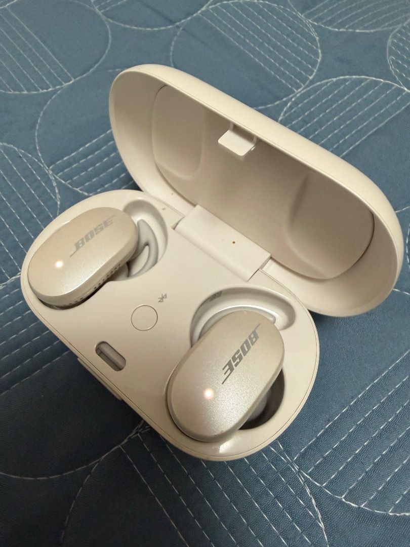 Bose QUITECOMFORT EARBUDS (Category: Earphones) located in Manila. Submitted by eapajo (Listing ID 1459037851, Image 2). Description: - Genuine Bose wireless earbuds - Sleek white color - Superior sound quality .
