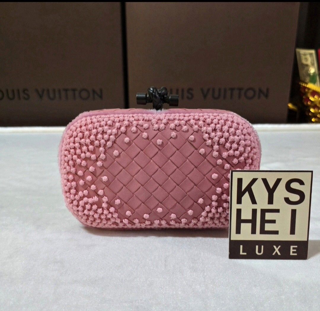 Bottega Clutch 🩷 (Category: Luxury Bags & Wallets) located in Paranaque City. Submitted by kyshei (Listing ID 1458904880, Image 1). Description: .