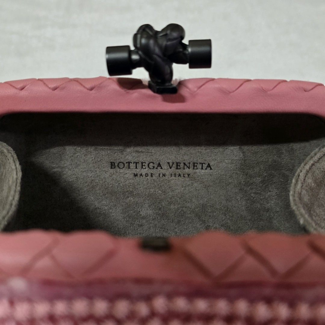 Bottega Clutch 🩷 (Category: Luxury Bags & Wallets) located in Paranaque City. Submitted by kyshei (Listing ID 1458904880, Image 2). Description: .