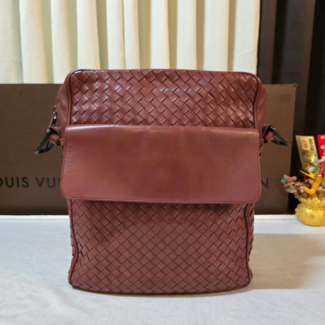 Bottega Mess. Bag (Category: Luxury Bags & Wallets) located in Paranaque City. Submitted by kyshei (Listing ID 1458902110, Image 2). Description: 💯legit/,orig.
