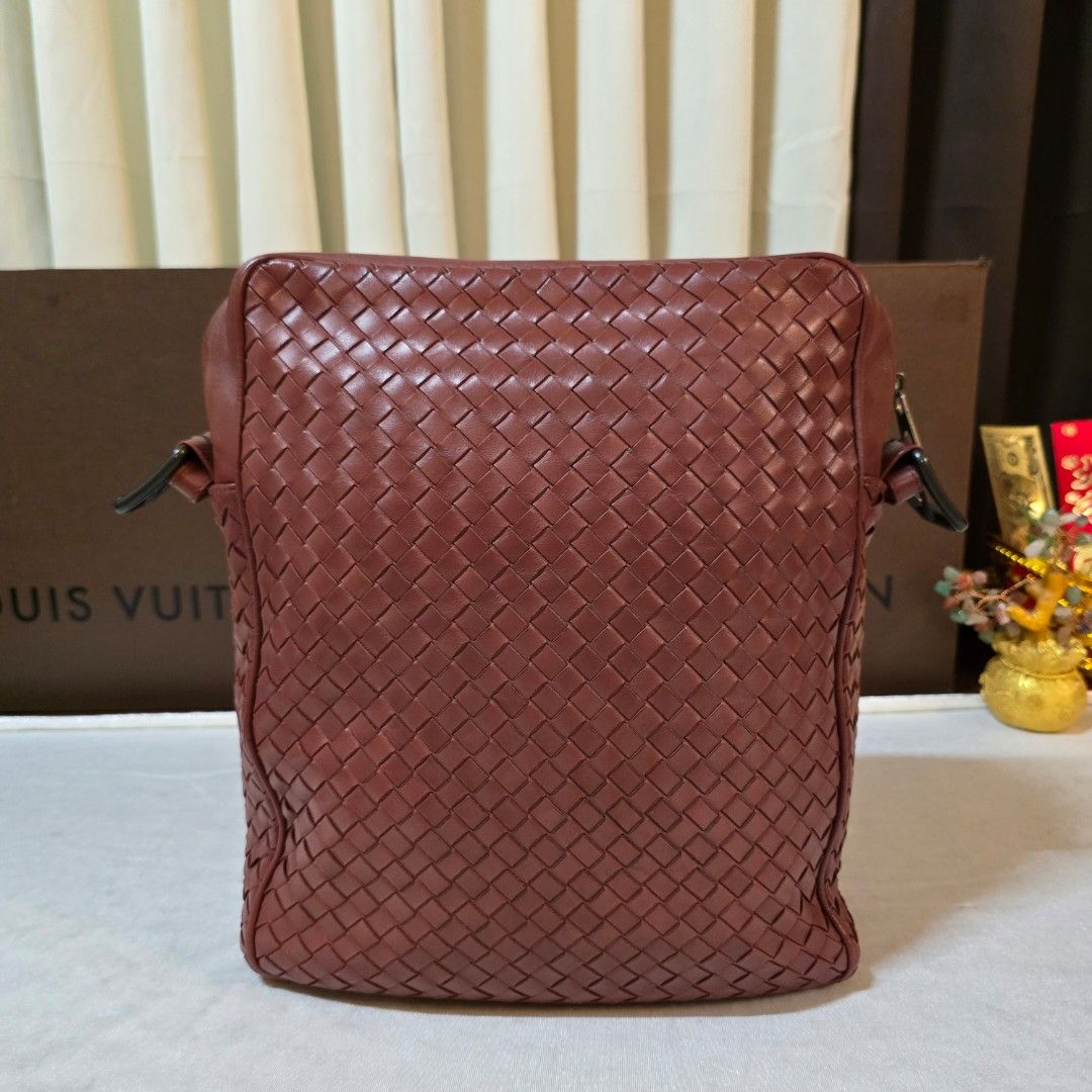 Bottega Mess. Bag (Category: Luxury Bags & Wallets) located in Paranaque City. Submitted by kyshei (Listing ID 1458902110, Image 3). Description: 💯legit/,orig.