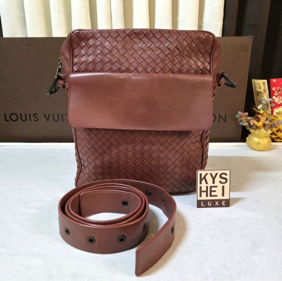 Bottega Mess. Bag (Category: Luxury Bags & Wallets) located in Paranaque City. Submitted by kyshei (Listing ID 1458902110, Image 1). Description: 💯legit/,orig.