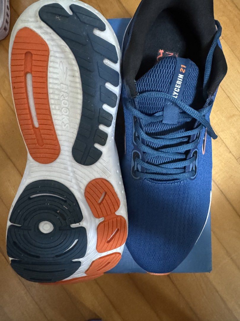 Brooks Glycerin 21 深藍色 （分類：波鞋）位於 Hong Kong。 由 maci123 提交（商品編號 1458936412，圖片 3）。簡介： 藍色同橙色配搭，只是穿過一次，日常配搭及運動一流， 十分舒適！正品保證！ 特價：$359。