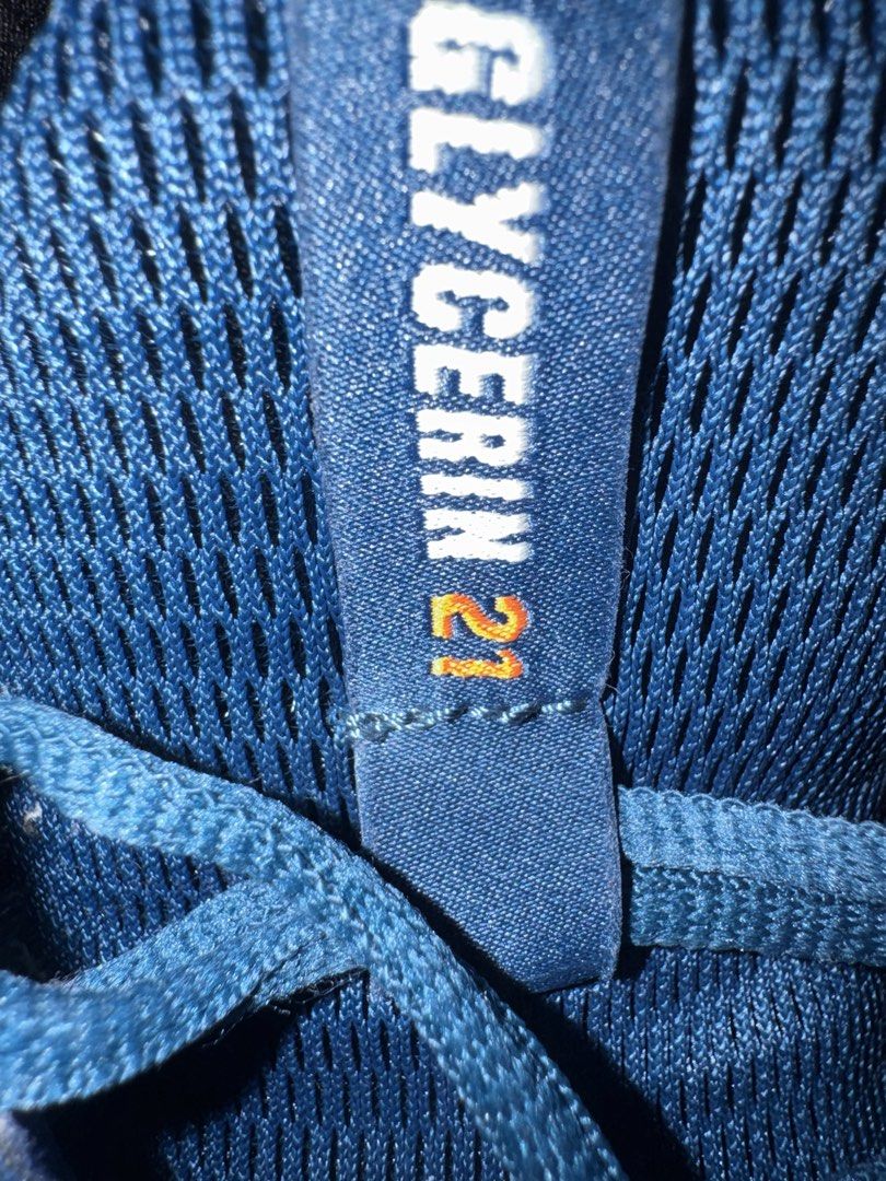 Brooks Glycerin 21 深藍色 （分類：波鞋）位於 Hong Kong。 由 maci123 提交（商品編號 1458936412，圖片 2）。簡介： 藍色同橙色配搭，只是穿過一次，日常配搭及運動一流， 十分舒適！正品保證！ 特價：$359。