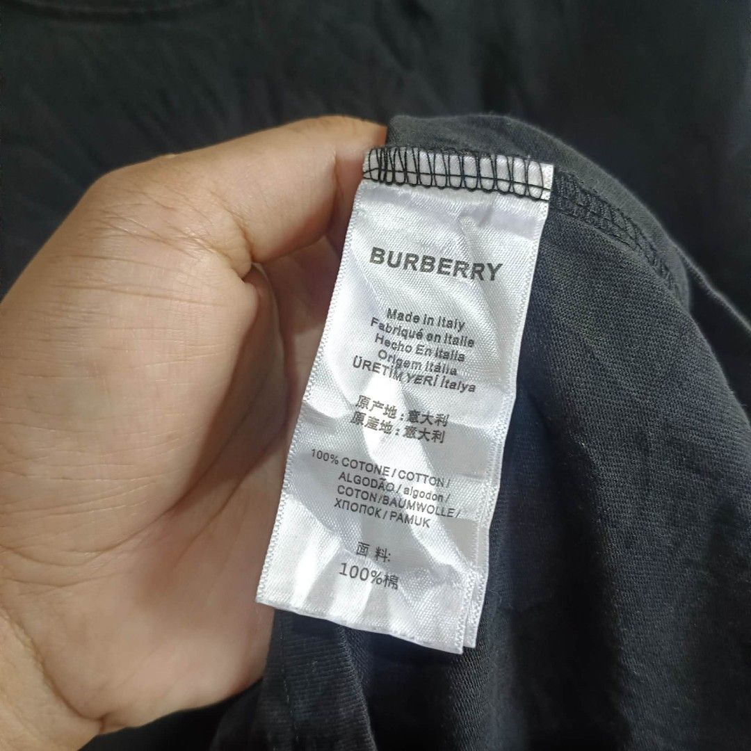 BURBERRY CHECK SLEEVE BLACK CREWNECK TEE (Category: Tshirts & Polo Shirts ) located in Lipa City. Submitted by n1tchz (Listing ID 1458917123, Image 2). Description: Dimes: W 20 L 26.5 No issue/flaws Dm me ty.