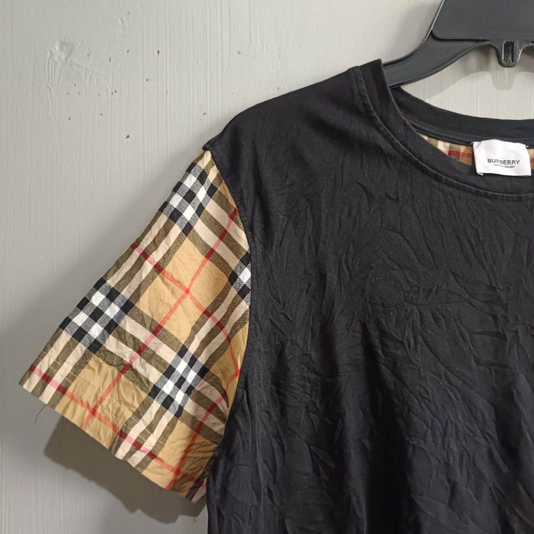BURBERRY CHECK SLEEVE BLACK CREWNECK TEE (Category: Tshirts & Polo Shirts ) located in Lipa City. Submitted by n1tchz (Listing ID 1458917123, Image 3). Description: Dimes: W 20 L 26.5 No issue/flaws Dm me ty.